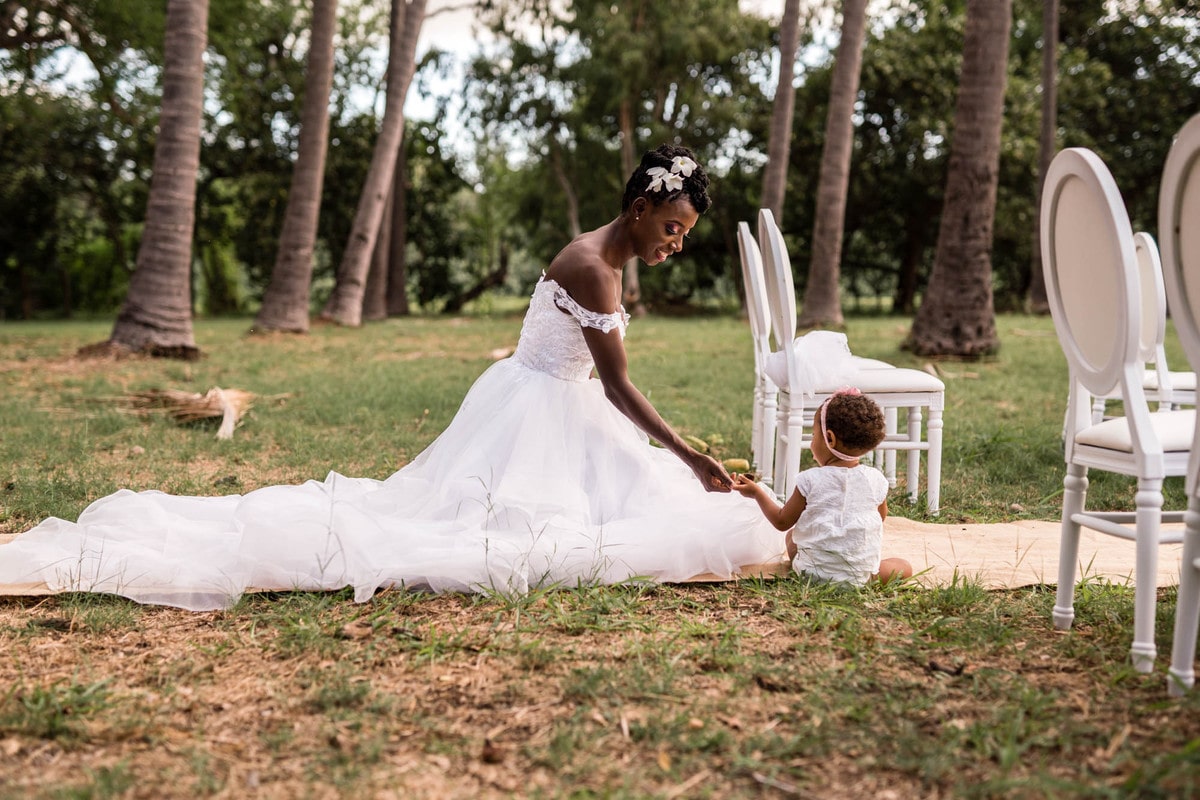 une mariés en robe avec son fils